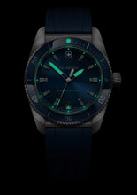 Load image into Gallery viewer, VICTORINOX MAVERICK QUARTZ 242094