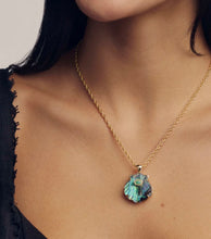Load image into Gallery viewer, KENDRA SCOTT Lucia Shell Gold Short Pendant Necklace 9608894943