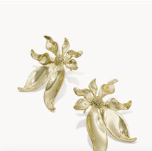 Load image into Gallery viewer, KENDRA SCOTT Anya Flower Gold Statement Earrings 9608895621