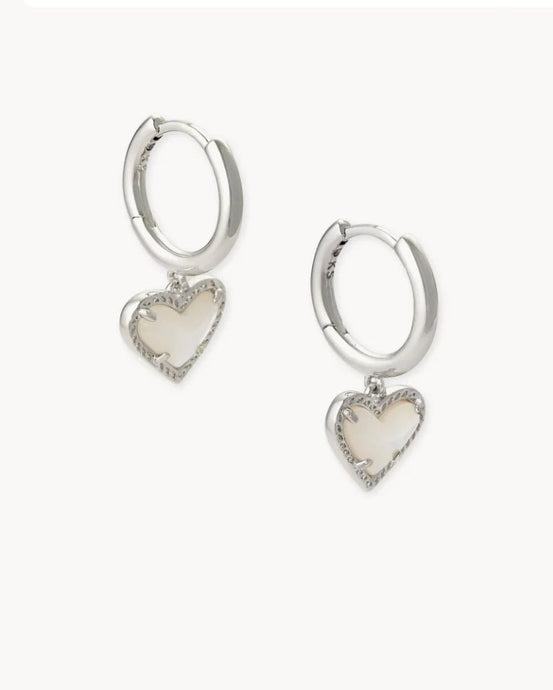 KENDRA SCOTT-Ari Heart Silver Huggie Earrings in Ivory Mother-of-Pearl 4217710120