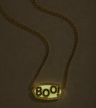 Load image into Gallery viewer, KENDRA SCOTT GLOW-IN-THE-DARK
Elisa Gold Boo Short Pendant Necklace 9608897537