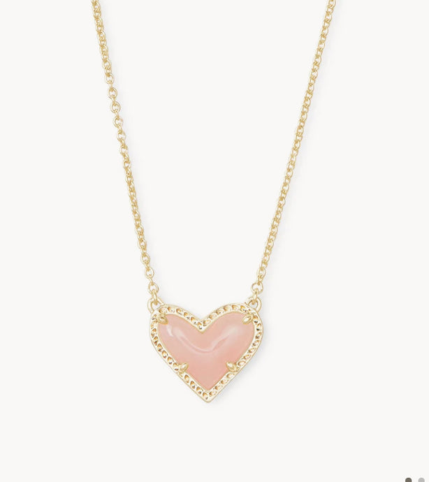 KENDRA SCOTT Boxed Ari Heart Gold Pendant Necklace in Rose Quartz 9608862442