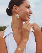 Load image into Gallery viewer, KENDRA SCOTT Abbie Medallion Gold Delicate Chain Bracelet 9608894982