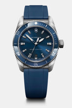 Load image into Gallery viewer, VICTORINOX MAVERICK QUARTZ 242094
