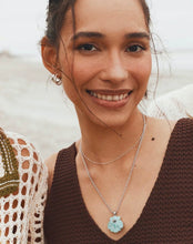 Load image into Gallery viewer, KENNETH SCOTT Lucia Shell Silver Short Pendant Necklace 9608894649